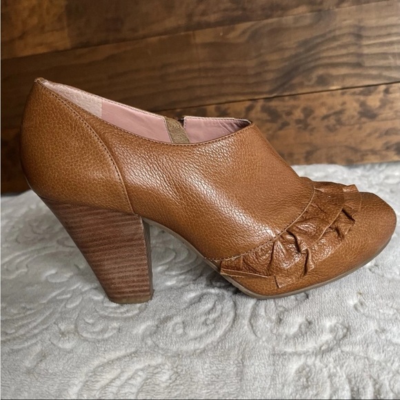 Anthropologie Miss Albright Ruffle Peep Toe Brown Leather Bootie Sz 39 US 8.5 - Picture 9 of 13